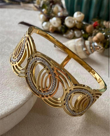 Golden stainless steel swirl link bracelet